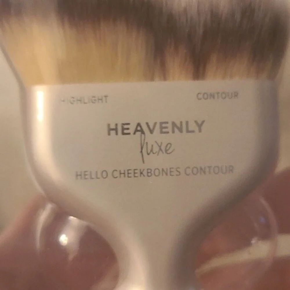 It Cosmetics Hello Cheekbones Contour Brush NEW!